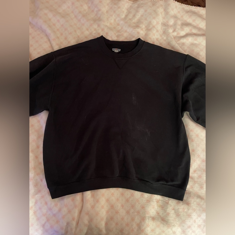 Black crew neck, size large